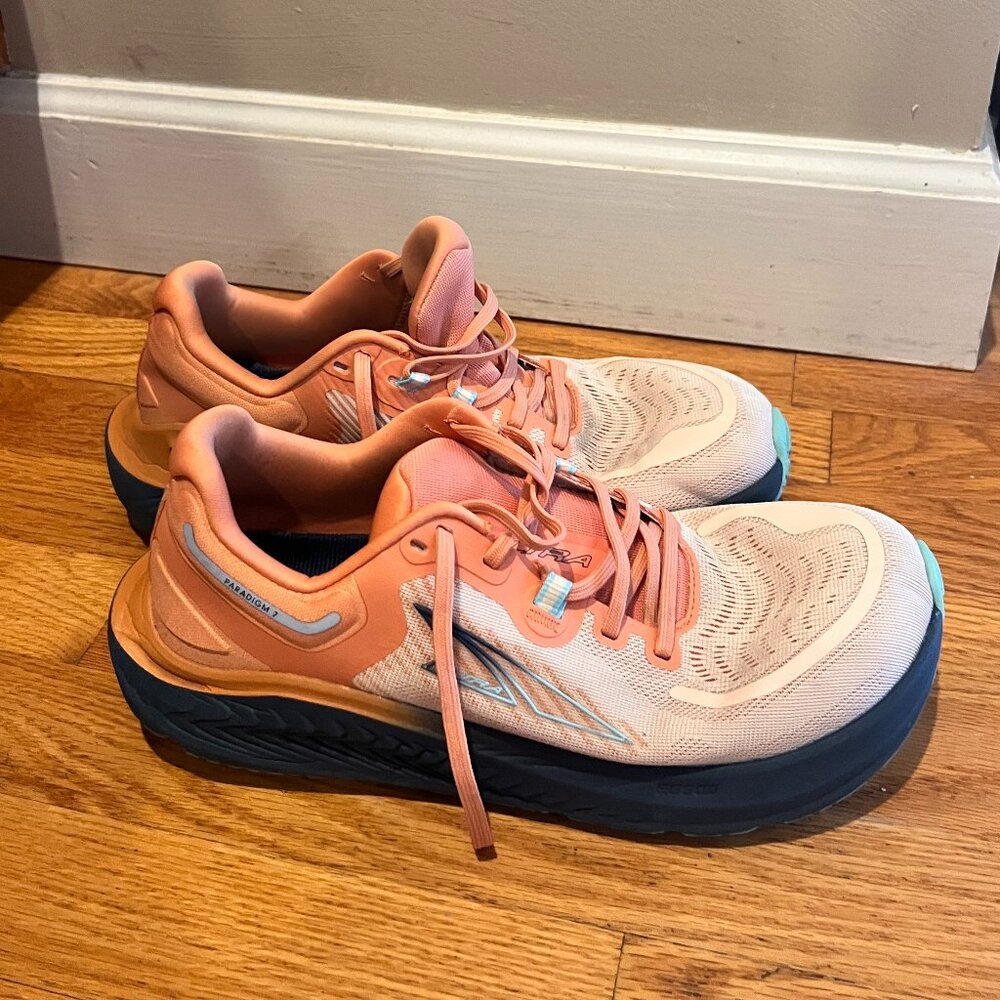Altra paradigm 4 Women's Athletic running Shoes in Peach and Navy